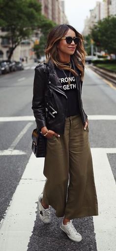 T-shirt, black leather jacket, green wide leg pants How To Style Culottes, Stylish Fall Outfits, Green Pants, Mode Inspo, 가을 패션, Business Casual Outfits, Street Styles