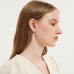 Elegant and minimal gold freshwater pearl earrings. This versatile style is perfect for both casual and formal occasions. Perfect alternative to your gold hoop earrings. ………………………………….D E T A I L S• Materials: Stainless steel, 18k gold plating.• This product is hypoallergenic, water and tarnish resistant Pearl Drop Earrings Bridal, Pearl Drop Earrings Gold, Minimal Gold, Freshwater Pearl Drop Earrings, Freshwater Pearl Earrings, Beautiful Dresses Short, Long Drop Earrings, Freshwater Pearls Earrings, Bridesmaid Earrings