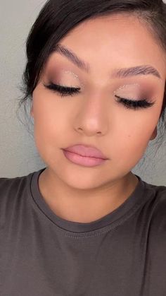 Lupe 💋 on TikTok Glitter Cut Crease, Classic Eyeliner, Instant Age Rewind Concealer, Age Rewind Concealer, Eyeliner For Hooded Eyes, Eyeliner Designs, Eyeliner For Beginners, Age Rewind