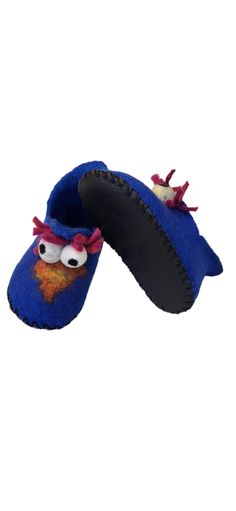 This bird funny face wool booties will keep the cold floor away.  They are so  easy to put on without mom's help ! Very soft and comfortable. The faux leather sole is securely hand sewn. Slippers measurements are for a foot length 13 cm , and 5 cm wide (21 EU chart). It comes wrapped in a beautiful suitcase box , ready to be given as a gift. If you want to consider buying it as a set , together with a hand puppet, you can find this alternative here:  https://feltjoystudio.etsy.com/listing/169499 Bird Funny, Boys Slippers, Felt Shoes, Shoes For Kids, Felted Slippers, Wool Slippers, Hand Puppet, Funny Face, Hand Puppets