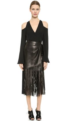 Tamara Mellon Юбка с кожаной бахромой 895,00 $ Leather Fringe Skirt, Tamara Mellon, Fringe Skirt, Leather Fringe, Accessories Design, Leather Skirt, Flapper Dress, Designer Clothing, Midi Skirt