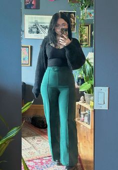 Black Flare Pants Outfit Midsize, Outfits For Wedding Functions For Women, Styling Green Trousers, Women In Slacks, Cool Professional Outfit, Green Slacks Outfit, Business Pants Women, Edgy Professional Outfits, Slacks Outfit