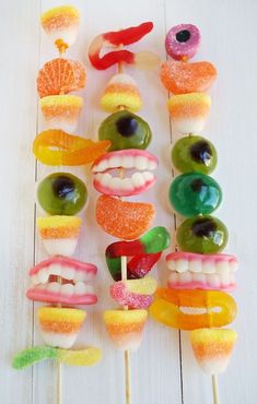 Doces no palito | Ideias de Halloween | Madame Inspiração Halloween Appetizers For Adults, Halloween Food For Adults, Pelottava Halloween, Halloween Appetizers Easy, Monster Treats, Halloween Camping, Dulces Halloween, Popular Makeup, Halloween Party Snacks