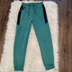 Men’s Fleece Jogger From Seven Souls Size: M 100% Polyester Drawstring Waist, Side Zipper On Hems Machine Wash Cold, Tumble Dry Low, Medium Iron When Needed Color: Green Waist: 30” Inseam: 31 1/2” Green Athleisure Sweatpants For Outdoor, Winter Sports Green Joggers, Green Winter Sports Joggers, Fleece Joggers With Side Pockets And Relaxed Fit, Green Fleece Sweats For Sports, Green Sporty Sweats With Pockets, Sweatpants With Elastic Waistband And 4-way Stretch, Elastic 4-way Stretch Jogging Bottoms, Solid Color Fleece Joggers With Side Pockets