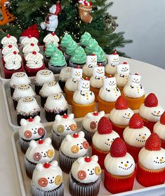 there are many cupcakes that have been decorated like teddy bears and snowmen