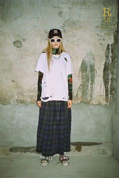 Pop Punk Outfits, Pop Punk Fashion, Form Fitting Clothes, Salalah, Estilo Punk, Punk Outfits, Punk Style, Pop Punk, Plaid Skirt