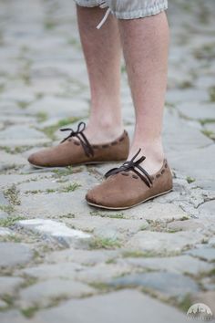 Short everyday medieval slippers "Bivouac". Available in: brown leather, black leather, light brown leather :: by medieval store ArmStreet Medieval Shoes, Cotton Pants Men, Historical Shoes, Handmade Pants, Fancy Accessories, Ren Fest, Light Brown Leather, Medieval Fashion, Everyday Shoes