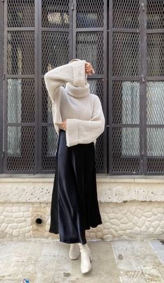 Modest Yet Trendy: Your Ultimate Guide to 2024 Fashion Essentials Long Satin Skirt, Satin Skirt Outfit, Rok Outfit, Match Outfits, Outfits Hijab, Mode Turban