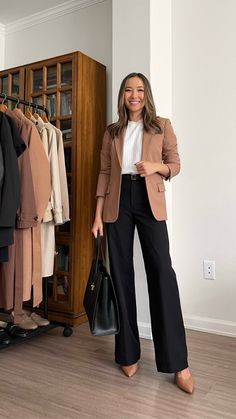 Elevate your professional style with our guide on female lawyer dress code. Explore polished wardrobes that balances style and courtroom etiquette. Business Formal Outfit, Conference Outfit, Interview Outfits Women, Business Professional Outfits, Business Attire Women, Look Formal, Corporate Fashion