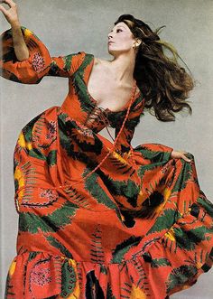 1970 - Anjelica Huston photographed by Richard Avedon. Geoffrey Beene Dress, 70s Mode, Jerry Hall, Jean Shrimpton, Irving Penn, Anjelica Huston, Fashion 1970s, Mode Hippie, 얼굴 그리기