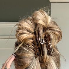 Claw Clip Messy Bun, Clip Messy Bun, Claw Clip Messy, Really Long Hair, Hair Upstyles, Hair Homecoming, Clip Hairstyles, Long Hair Updo