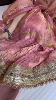 Trendy Traditional Outfits, Pink Aesthetic Instagram, Outfits Jewelry, Simple Saree Designs, Traditional Indian Dress, Simple Sarees