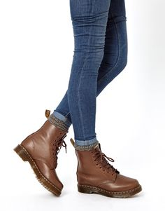 Imagen 3 de Botas en color marrón de piel de oveja con 8 ojales Serena de Dr Martens Boots And Jeans, Martens Style, Doc Martens Outfit, Doc Martens Boots, Yellow Boots, Army Boots, Boating Outfit, Shoe Company, Designer Boots