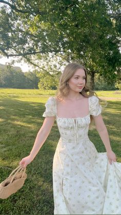 White Maiden Dress, Milkmaid Summer Dress, Milkmade Dress Aesthetic, Cottagecore Outfit Ideas Vintage, Summer Outfits For Pale Skin, Summer Outfits Pale Skin, Soft Cottage Core Aesthetic Outfits, Garden Dress Aesthetic, Bridergton Outfit