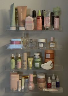 Rangement Makeup, Alat Makeup, Shower Skin Care, Skincare Organization, Pretty Skin Care, Pretty Skin, Body Skin Care Routine, روتين العناية بالبشرة, Skin Care Essentials