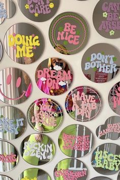 Peindre sur un miroir pour le relooker Zimmer Diy, Cd Diy, Mini Mirror, Hiasan Bilik Tidur, Cd Art, Mirror Painting, Cute Bedroom Decor, Dream Room Inspiration, Cute Room