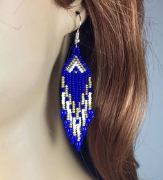 Blue And White Beaded Earrings, Beaded Earrings Patterns Free, Native American Beadwork Earrings, Seed Bead Bracelets Diy, Beaded Ornaments Diy, Fringe Beaded Earrings, Native Earrings, Seed Bead Bracelet Patterns, Seed Bead Jewelry Patterns