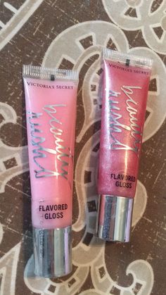 Fotos Asthetics, Victoria Secret Body Spray, Lips Essentials, Lip Gloss Cosmetics, Lipgloss Lips, Lip Cosmetics, Gloss Labial, Pink Phone Cases