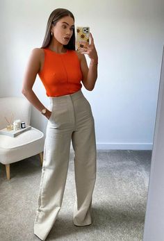 Casual Classy Plus Size Outfits, Colorful Business Casual Summer, Ootd Pantalon Beige, Outfit Con Pantalon Beige, Outfit Pantalon Beige, Semi Casual Outfit Women, Semi Casual Outfit, Meeting Outfit, Classy Business Outfits