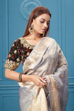 Look royal at weddings and festive occasions in this beautiful grey embroidered tissue Banarasi saree with zari border, It comes with a beautiful embroidered velvet saree blouse. Velvet Saree Blouse, Velvet Saree, Embroidered Velvet, Fashion Journals, Banarasi Saree, Indian Saree, Traditional Fabric, Saree With Blouse, Banarasi Sarees