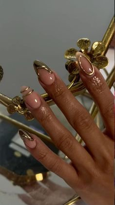 Ongles dorés Nails To Match Gold Jewelry, Silver And Gold Chrome Nails Designs, Gold Nail Chrome, Pretty Birthday Nails Almond, French Nails With Design Creative, Gold Chrome Design Nails, White Red And Gold Nails, Almond Nails Trendy Simple, Gold Chrome Nail Designs