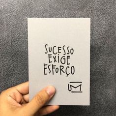 someone holding up a piece of paper with the words success, exige, estoro written on it