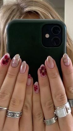 Nail Art Designs Winter Classy, Short Nail Designs Coquette, Nails 2024 Holiday, Nail Design Inspo 2024, Feminine Fall Nails, Japanese Short Nail Art, Really Cool Nails, Dark Red Design Nails, Dark Nail Designs Classy