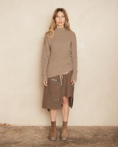 Dracca drawstring skirt by Rick Owens in fawn. Short skirt featuring a varied hemline, gracefully dipping from above the knee to a soft drape at the back. Adorned with two zipped Bauhaus pockets and a flap pocket at the rear, this skirt blends functionality with elegance. Crafted from textured brushed wool, it is woven in a fifth-generation Austrian mill, using only glacier water to achieve its luxurious finish. 100% Virgin Wool.Made in Italy. Pictured with Dust Dafne Knitted Wool Sweater and Du Rick Owens Skirt, Rick Owens Maxi Skirt, Rick Owens Sweater, Rick Owens Ss23, Rick Owens 2022 Women, Unisex Dress, Issey Miyake, Rick Owens, Above The Knee