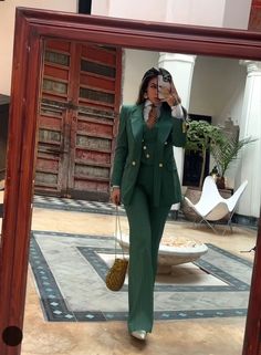 Suits For Graduation, Graduation Outfit Ideas University Hijab, Three Piece Suit Women's, Graduation Outfit Ideas University, Woman Suit Fashion Classy, Hollywood Gala, Power Suits For Women, Professional Shoot, Boss Lady Outfit