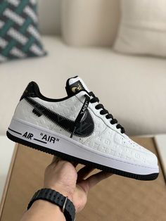 Immagina di indossare queste accattivanti sneaker ispirate alla leggendaria collaborazione Louis Vuitton x Nike Air Force 1 Low.  Questo sorprendente modello bianco e nero fonde perfettamente lo streetwear e l'alta moda, con il monogramma distintivo di Louis Vuitton delicatamente impresso sulla tomaia in pelle pregiata.  Nota la meticolosa lavorazione artigianale di ogni dettaglio, dall'etichetta "LACET" ispirata a Off-White™️ alle cuciture a vista, fino all'iconico marchio "AIR" sull'intersuola.  Queste sneaker offrono un look e una sensazione di lusso che porteranno il tuo stile di sneaker a un livello superiore.
Disclaimer: Questo prodotto è ispirato al design Louis Vuitton x Nike Air Force 1 Low e non è un prodotto ufficiale Louis Vuitton o Nike. Lv Air Force 1, Basket Nike, Basket Noir, Baskets Nike, Sneaker Games, Bhutan, Air Force 1 Low, Black Sneakers, Botswana