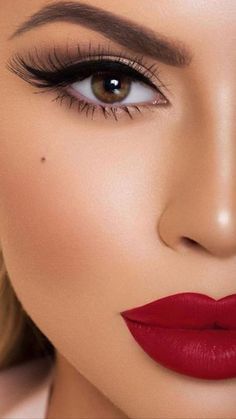 Red Lipstick Makeup Looks, Red Lipstick Shades, Lipstick Dark Red, Cute Eyeshadow Looks, Hollywood Makeup