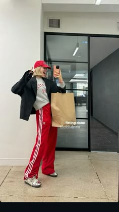 pant adidas rojo Red Addidas Outfits Girl, Adidas Red Pants Outfit, Adidas Track Pants Outfit Winter, Track Pants Outfit Winter, Adidas Pants Outfit Winter, Red Track Pants Outfit, Adidas Pants Outfit Fashion, Track Pants Outfit Casual, Adidas Firebird Pants Outfit