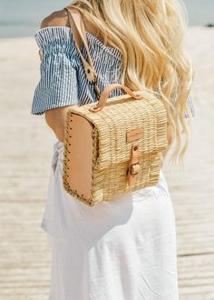 Not all of us are women of straw handbags. And it was for women like you that we developed this basket-backpack: never seen before, the first reed backpack on the market, transporting you directly from the countryside to the city in a single step. One thing we guarantee ... you will not go unnoticed, and everyone will want to see you from behind! * DETAILS: * Around 16 hours of handmade work; * Color: natural reed pattern + natural eco friendly leather; * Waterproof - glossy protective finish; * Backpack Basket, French Tote Bag, Reed Basket, Backpack Handbag, Straw Basket, Wicker Bags, Straw Handbags, Rattan Bag, Straw Tote