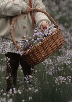 Introducing the Florêncio Basket, a traditional Portuguese wicker basket, 100% handmade with skill and care. This versatile basket can be used to carry flowers, groceries, bread, fruits, a picnic for two, or as a key piece of elegant decoration. Crafted with natural materials that reflect a calm lifestyle, the Florêncio Basket represents the timeless charm of traditional Portuguese craftsmanship. Add a touch of rustic refinement to your home or daily routine with this authentic cultural piece. E Bread Fruit, Willow Basket, Wildflower Garden, Wicker Basket, Basket Bag, Art Textile, Elegant Decor, Shopping Basket, Flower Basket