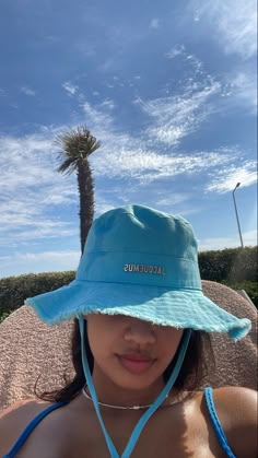 Jacquemus Bucket Hat Aesthetic, Jacquemus Hat Aesthetic, Jacquemus Bucket Hat Outfit, Blue Bucket Hat Outfit, Jacquemus Hat Outfit, Bucket Hat Outfit Aesthetic, How To Style Bucket Hats, Bucket Hat Summer Outfit, Hat Jacquemus