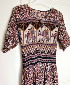 Very beautiful Indian dress in great condition. Beautiful print with elephants. The dress was most likely made in the 90s. The bodice has buttons and the waist can be tied to size. Sizes only measured: Armpit 50cm Waist: custom-made Length: 144cm Falls approximately as size M, but could also be with a small L or a bit looser with size S (the mannequin is size XS / S) Indian Dress, Vintage Indian, Dress Clothes For Women, The 90s, Indian Dresses, The Netherlands, Favorite Outfit, Bodice, The Dress