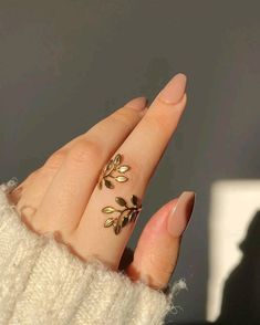 Minimalist Accessories Jewellery, Simplistic Jewelry, Stylish Jewelry Accessories, خواتم خطوبة, Hand Jewelry Rings, Unique Gold Jewelry, Unique Gold Jewelry Designs, Gold Jewelry Designs, Neck Pieces Jewelry