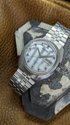 This is a vintage 1969 Seiko Seikomatic-P 33 jewel automatic men's watch reference 5106-7010. This is an extremely cool timepiece. The angular oval all-stainless steel case paired with its silver dial and indices give this watch a space-age aesthetic while retaining a classic charm.  This watch features a high grade Seiko Suwa 33 jewel automatic movement which is running great. It has an interesting quick set date feature (the day must be manually progressed) which sets by firmly pushing the cro Retro Silver Watch Accessories With Subdials, Silver Retro Watch Accessories With Subdials, Retro Analog Watch For Anniversary, Silver Retro Collectible Watch, Retro Silver Watch Accessories For Anniversary, Retro Automatic Watch Accessories For Anniversary, Retro Silver Watch Accessories With Date Display, Retro Automatic Silver Watches, Retro Silver Automatic Watch