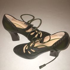 Tory Burch Women’s Dark Academia Lace Up Ghillie Oxford Astrid Pump In Robin Green/Black. High Heel 4 1/2 Inches Size 9, Lace-Up Closure. Never Worn, Comes With Box And Duster. Fitted Lace-up Formal Heels, Formal Fitted Lace-up Heels, Almond Toe Heels With Laces For Formal Occasions, Formal Almond Toe Heels With Laces, Fitted Round Toe Heels With Laces, Fitted Pointed Toe Heels With Brogue Detailing, Fitted Heels With Brogue Detailing And Pointed Toe, Fitted Almond Toe Heels With Brogue Detailing, Fitted Brogue Heels With Round Toe