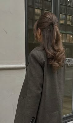 Classic Brown Hair Color, Winter Hair Lengths, Glaze Before And After Hair, Tip Out Highlights, Dark Brown Hair With Highlights Low Maintenance, Long Bridal Hair With Flowers, Vintage Brunette Hair, Vintage Haircut For Long Hair, Classy Brown Hair