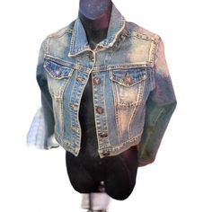 This is definitely a must-have!! It's a cropped denim jacket with a little acid-washed look and some stretch, from the 70s and '70s, and it's in immaculate shape! Size: Womens medium Condition: Pre-Owned Like New Spring Stonewashed Denim Jacket, Fitted Cropped Denim Jacket For Winter, Fitted Grunge Denim Jacket For Winter, Trendy Stonewashed Denim Jacket For Spring, Fitted Distressed Denim Vest For Winter, Fitted Long Sleeve Acid Wash Denim Jacket, Fitted Dark Wash Grunge Denim Jacket, Fitted Cropped Light Wash Denim Jacket, Fitted Light Wash Cropped Denim Jacket