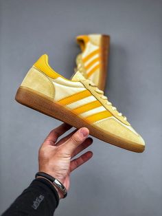 Originally designed for indoor sports, the Adidas Handball sneaker is now a streetwear classic, offering both performance and style. Adidas Handball, Indoor Sports, How To Measure, Go Up, To The End, Good Grips, Choose The Right, Luxury Shoes, Adidas Shoes