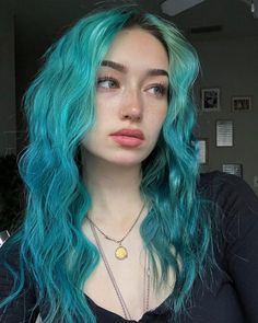 Carissa Danielle, Hair Ideas Grunge, Aesthetic Blue Hair, Blue Hair Ideas, Girl Rockstar, Teal Highlights, Highlights Blue