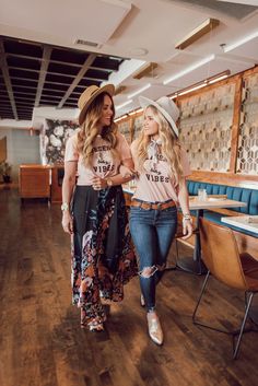 Styling Graphic Tees, Tee Outfits, Boho Inspo, Cowgirl Outfit, Casual Outfits For Moms, Graphic Tee Style, Nashville Style, Bohemian Soul