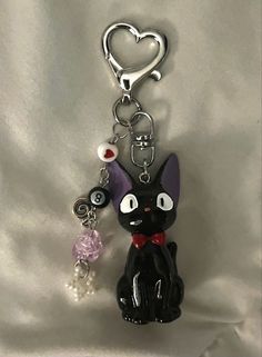 قلادات متدلية, Kiki's Delivery Service, Keychain Cute, Unique Accessories, Cute Keychain, Cute Little Things, Cute Charms, Jewelry Inspo, Car Keys