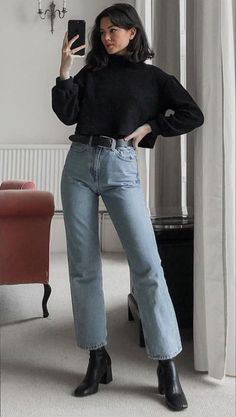 Office Outfits Boots, Styling Light Blue Jeans, 30 Years Old Outfits Style, Black Boots Jeans Outfit, Black Booties Outfit Work, Winter Outfits Classic, Outfit Sera, Outfit Vaqueros, Black Booties Outfit