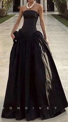 Prom Dress Inspiration, Fairytale Dress, Grad Dresses, Black Evening Dresses, Gala Dresses, Black Party, Glam Dresses, Fancy Outfits, Mode Inspiration