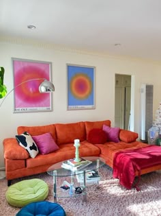 Gallery Wall Ideas Funky, Street Style Aesthetic Apartment, Orange Modern Bedroom, Rug Couch Placement, Living Room Aesthetic Colorful, Orange Couch Decor Ideas, Funky Living Room Aesthetic, Living Room Decor Ideas Colorful, Cozy Colorful Apartment Aesthetic