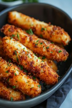 Fried mozzarella sticks garnished with parsley in a black dish. Air Fryer Mozzarella Sticks, Air Fryer Mozzarella, Mozzarella Sticks Recipe, Air Fryer Recipes Appetizers, Quick Appetizer, Party Snack, Pizza Recipes Homemade, Mozzarella Sticks, Air Fryer Healthy