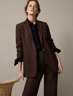 Woman Suit Fashion Chic, Work Outfit Professional, Women In Suits Aesthetic, Chic Work Outfit, Woman In Suit, Woman Suit, Brown Suit, Classy Suits, Academia Fashion